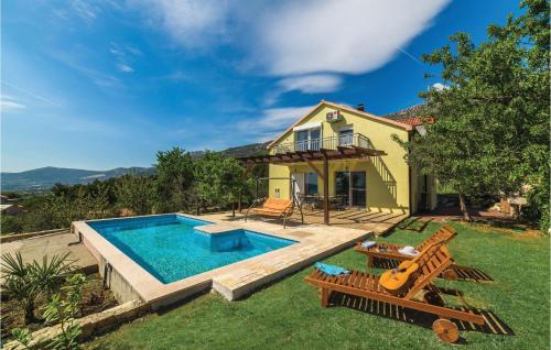  Three-Bedroom Holiday Home in Kastel Kambelovac, Pension in Kaštela