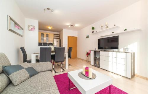  Two-Bedroom Apartment in Kastel Luksic, Unterkunft in Kaštela