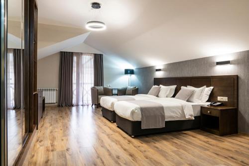 1 king bed, 2 twin beds