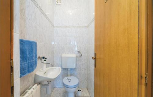  Two-Bedroom Apartment in Povljana in Povljana