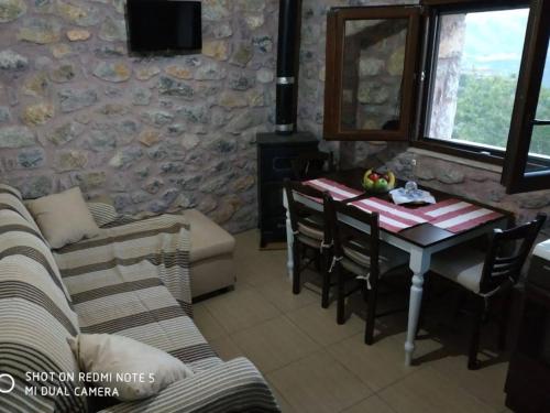  Manousos stone house in Méronas