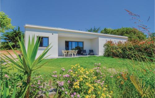 Three-Bedroom Holiday Home in Pietrosella gîte à louer Isolella