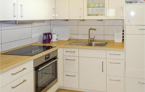 ห้องครัว, Nice Apartment In Warwerort With Wifi in วาร์เวรอร์ท