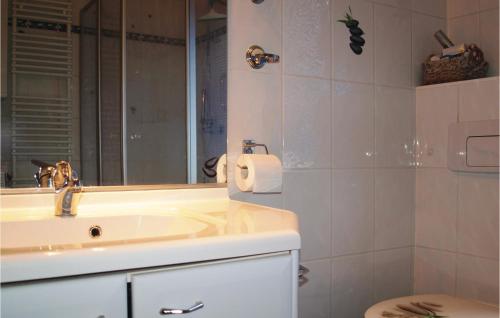 ห้องน้ำ, Two-Bedroom Holiday Home in Neue Muhle in โคนีคซ์ วูสท์เทอร์เฮาว์เซ่น