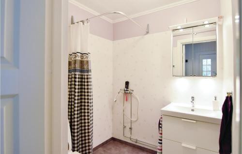 Vannas istaba, 2 Bedroom Amazing Home In Älgarås (2 Bedroom Amazing Home In Algaras) in Algaras