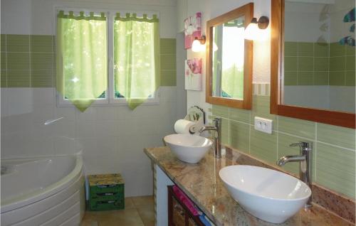 2 Bedroom Amazing Home In Villeneuve Les Beziers