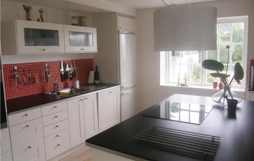 virtuve, Nice Home In Beddingestrand With Sauna in Beddingestrand