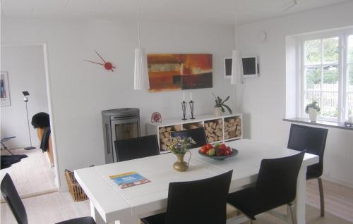 virtuve, Nice Home In Beddingestrand With Sauna in Beddingestrand