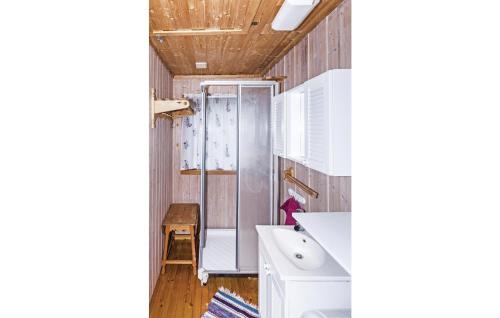 浴室, Stunning Home In Steinstø With Wifi in 歐斯提斯