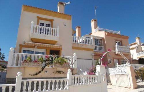  Nice home in Orihuela Costa with 3 Bedrooms, WiFi and Outdoor swimming pool, Pension in Cabo Roig
