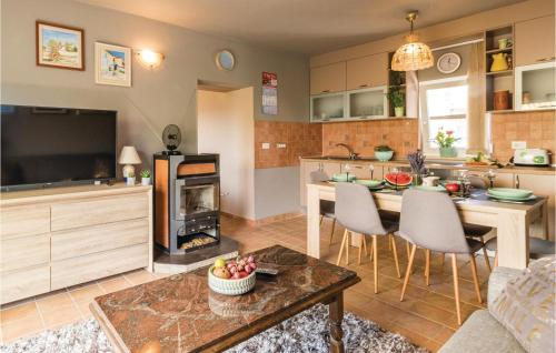  Three-Bedroom Holiday Home in Sveti Donat in Sveti Donat