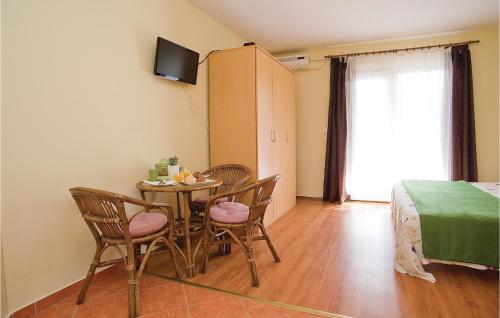  Studio Turanj with Sea View 04 in Turanj