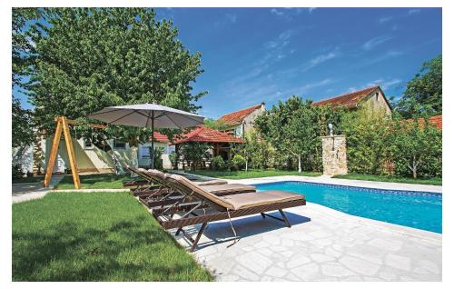  Five-Bedroom Holiday Home in Knin in Knin