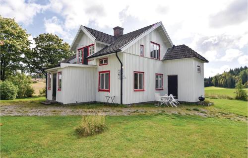 B&B Högsäter - Stunning home in Hgster with 4 Bedrooms and Internet - Bed and Breakfast Högsäter
