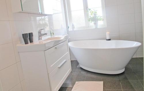 浴室, Lovely Home In Hamburgsund With Wifi in 漢堡遜