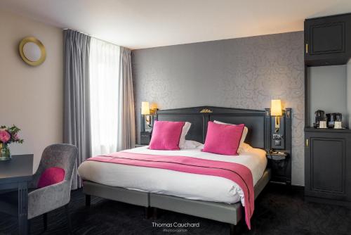 Deluxe Double Room image 6
