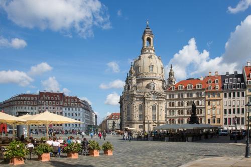 Großes Apartment im Zentrum von Dresden, 2 Schlafzimmer, 2 Bäder, Balkon, Drážďany