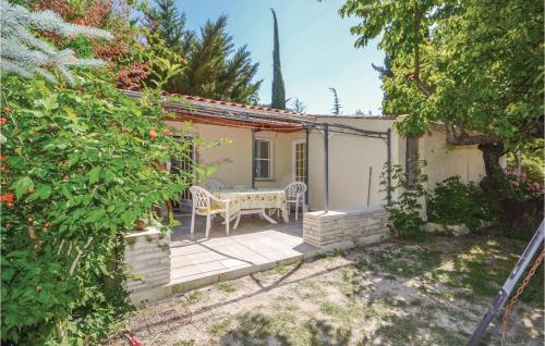 Nice home in Crillon Le Brave with 1 Bedrooms, WiFi and Outdoor swimming pool - Crillon-le-Brave