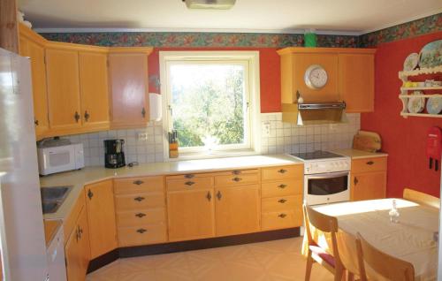 Κουζίνα, Nice Home In Borhaug With 5 Bedrooms And Wifi in Μπόρχαουγκ