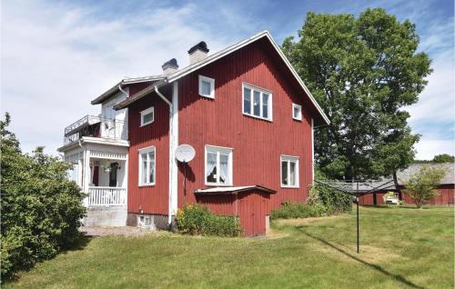 B&B Åmål - Stunning home in ml with 4 Bedrooms and WiFi - Bed and Breakfast Åmål