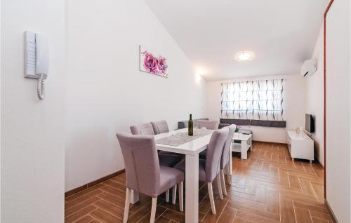  Two-Bedroom Apartment in Pakostane, Pension in Pakoštane bei Vrana