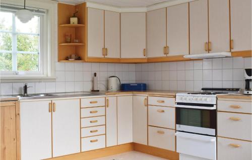 cuisine, Three-Bedroom Holiday Home In Borgholm in Kopingsvik