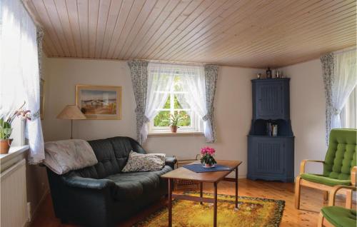Three-Bedroom Holiday Home In Borgholm in Kopingsvik