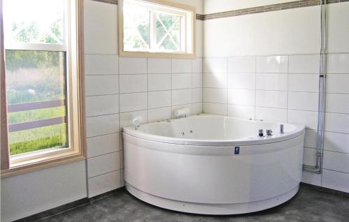 Peldbaseins, Gorgeous Home In Vittaryd With Sauna in Kvanarp