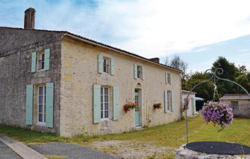 Holiday Home St Andre Lidon Rue Des Anciens Queureux gîte à louer Saint-Simon-de-Pellouaille