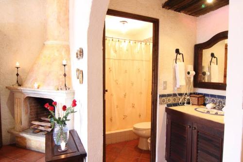 King Suite with Balcony image 3