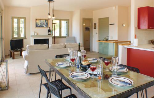  Four-Bedroom Holiday Home in Aigina Saronic Island in Sfendoúrion
