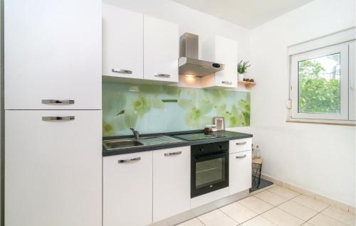  Two-Bedroom Apartment in Zrnovnica in Žrnovnica