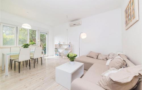  Two-Bedroom Apartment in Zrnovnica in Žrnovnica