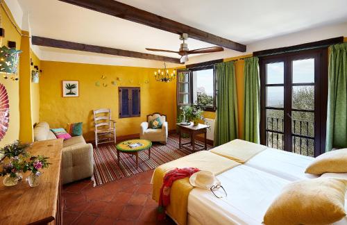 2 twin beds, 1 sofa bed