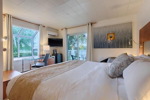 Superior King Room with River View (Pavillon Desmarais)