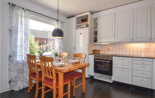 virtuve, 4 Bedroom Nice Home In Sollebrunn in Sollebrunn