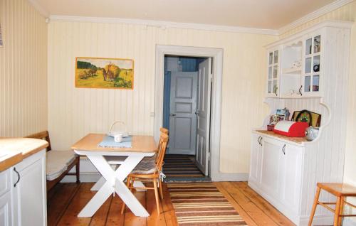 köök, Awesome Home In Falkoping With Kitchen in Broddetorp