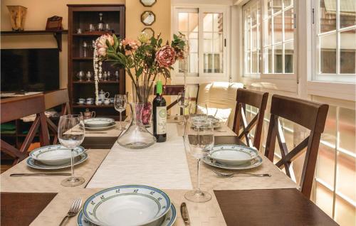 3 Bedroom Cozy Apartment In Sevilla, Sevilla
