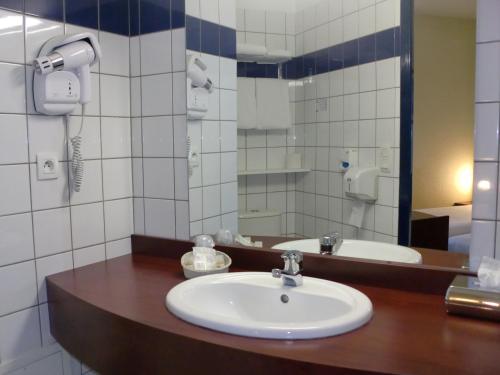 Kyriad Direct Rennes Ouest - image 12