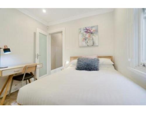 Elegant Renovated Terrace Close To City