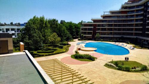 Apartment with Pool View  image 1