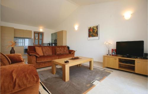  Three-Bedroom Apartment Buje with an Outdoor Swimming Pool 04 in Buje