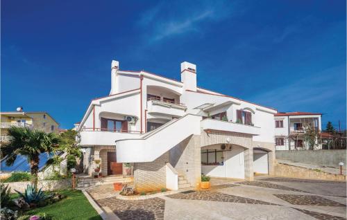  Two-Bedroom Apartment in Krk, Ferienwohnung in Vrh