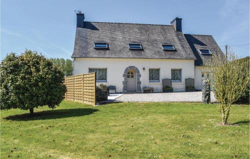 Nice Home In Ploumilliau With 4 Bedrooms - Location saisonnière - Tonquédec