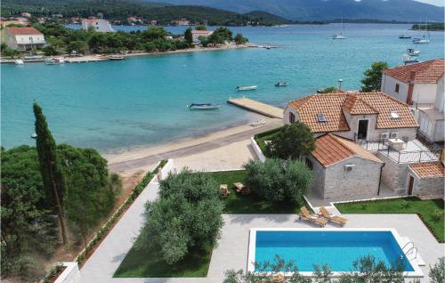 Stunning Home In Loviste With 3 Bedrooms, Wifi And Outdoor Swimming Pool - Lovište