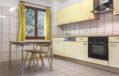 Κουζίνα, Stunning Home In Dirbach With 6 Bedrooms And Wifi in Ντίρμπαχ
