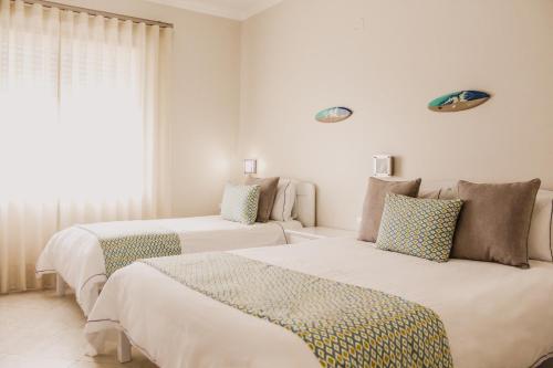 Hotel Neptuno Hotel Neptuno is conveniently located in the popular Atouguia da Baleia area. Both business travelers and tourists can enjoy the propertys facilities and services. Service-minded staff will welcome a