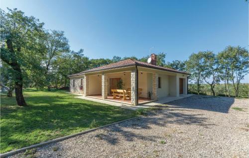  Two-Bedroom Holiday Home in Kranceti in 52470 Čepljani