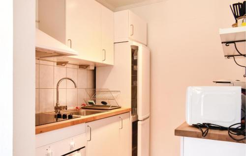 virtuve, 1 Bedroom Awesome Apartment In Glemmingebro in Glemmingebro