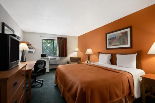 Travelodge by Wyndham Muskegon